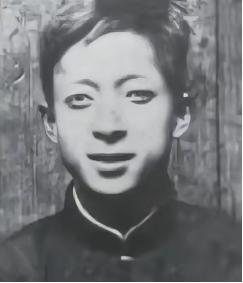 潜伏42年！1988年老地下党员从台湾回大陆，推开家门惊呆了：自己的妻子早已儿孙
