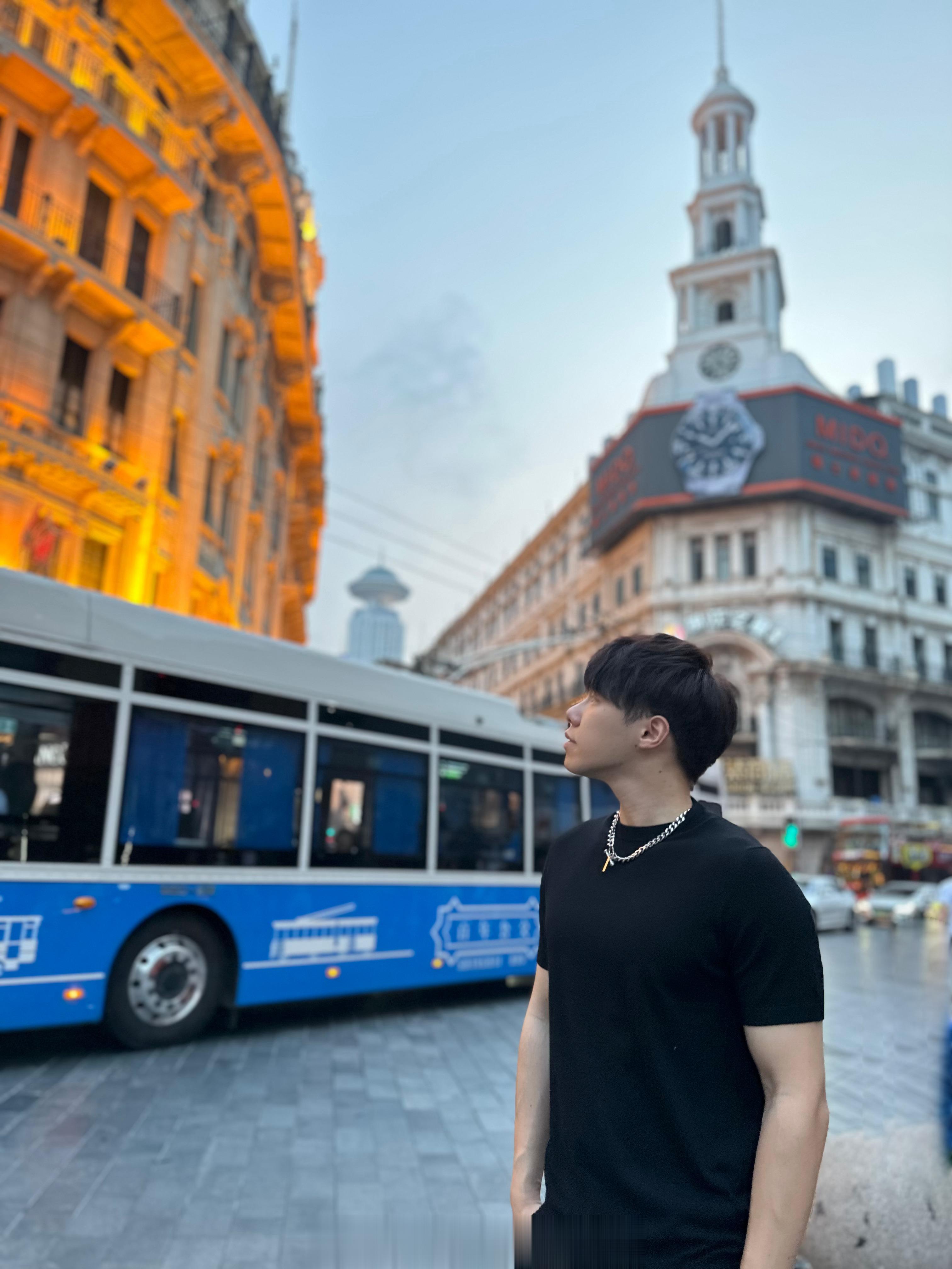 今日笑话一则：陪阳仔去帮他妈妈办完事情旁边就是南京东路我帮他顺手拍了一张留念照如