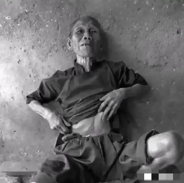 1937年，一年轻女子“女扮男装”要逃出南京icon。突然，鬼子兵对她“摸裆”检