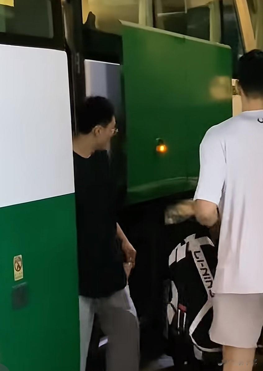 广东宏远男篮客场挑战上海男篮：
10月26日晚间，广东宏远男篮客场挑战上海男篮。