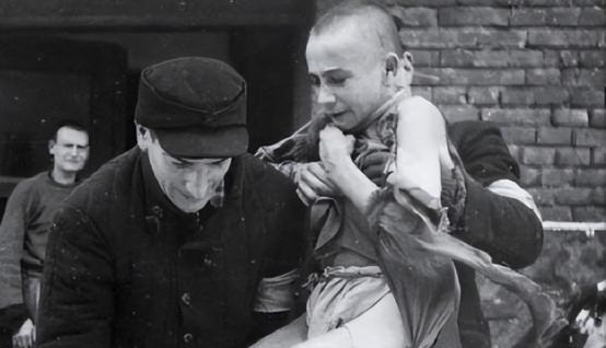 1943年，两名准备回家的波兰女孩被德军士兵拦住，理由是要检查她们俩是不是犹太人