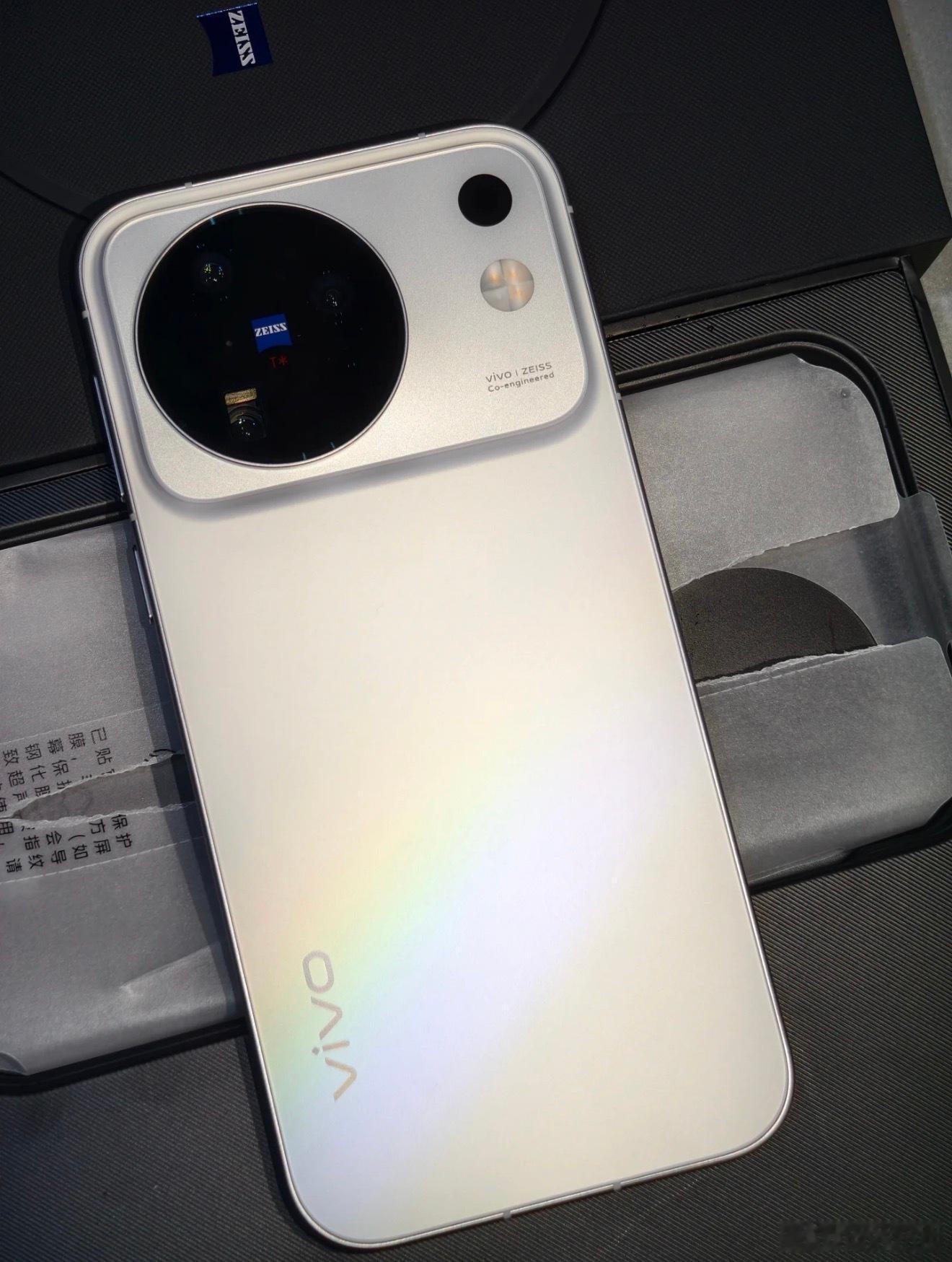 vivo X500系列不少人吐槽又是大圆模组设计，其实影像旗舰就应该大圆的模组设