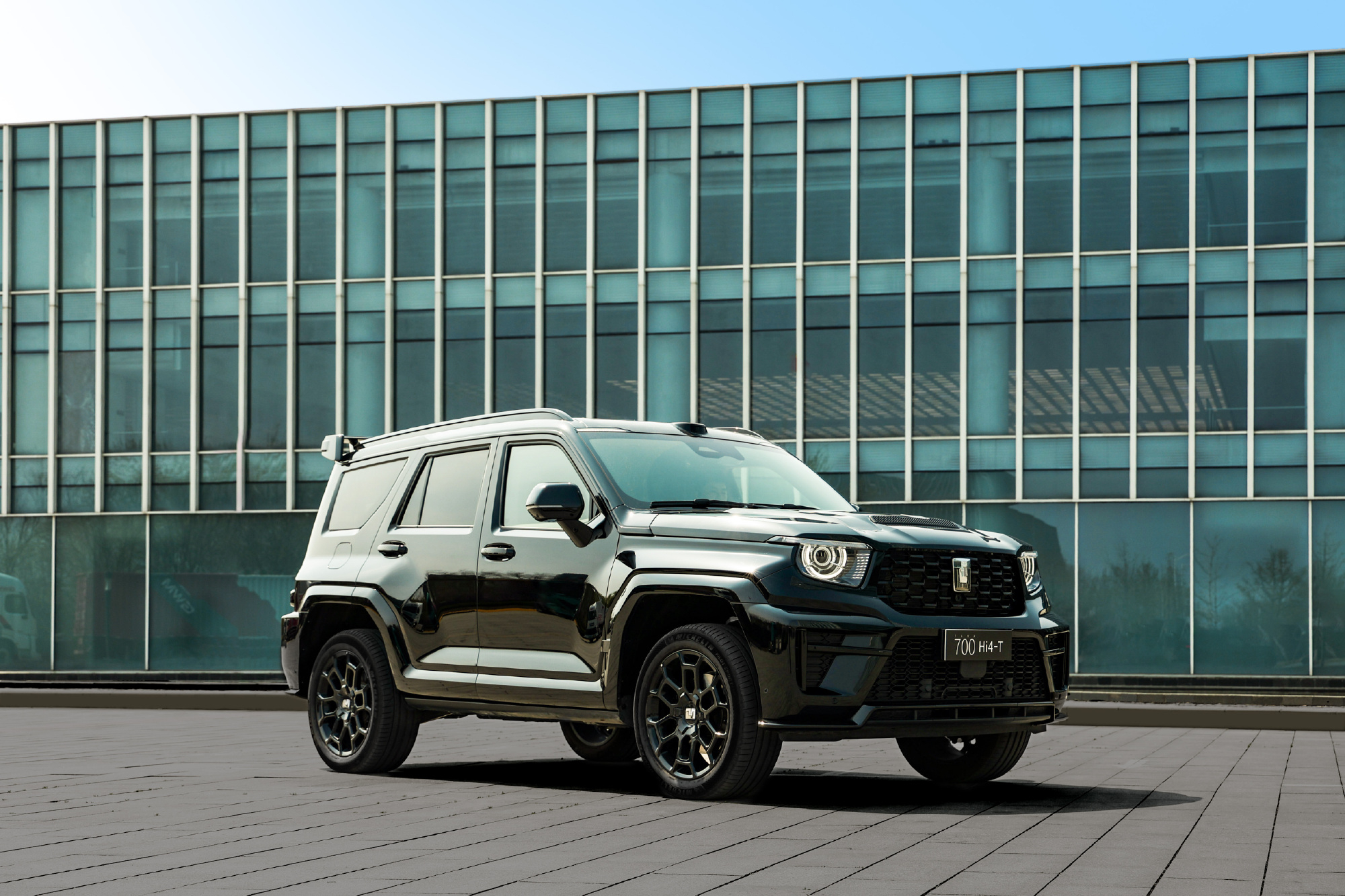 今天晚上是全新坦克700预售发布会。我还是非常期待这款车的，因为平时喜欢硬派越野