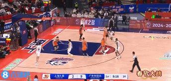 今晚CBA常规赛第34轮比赛中，两支近期状态火热的球队上海男篮与广东男篮展开直接