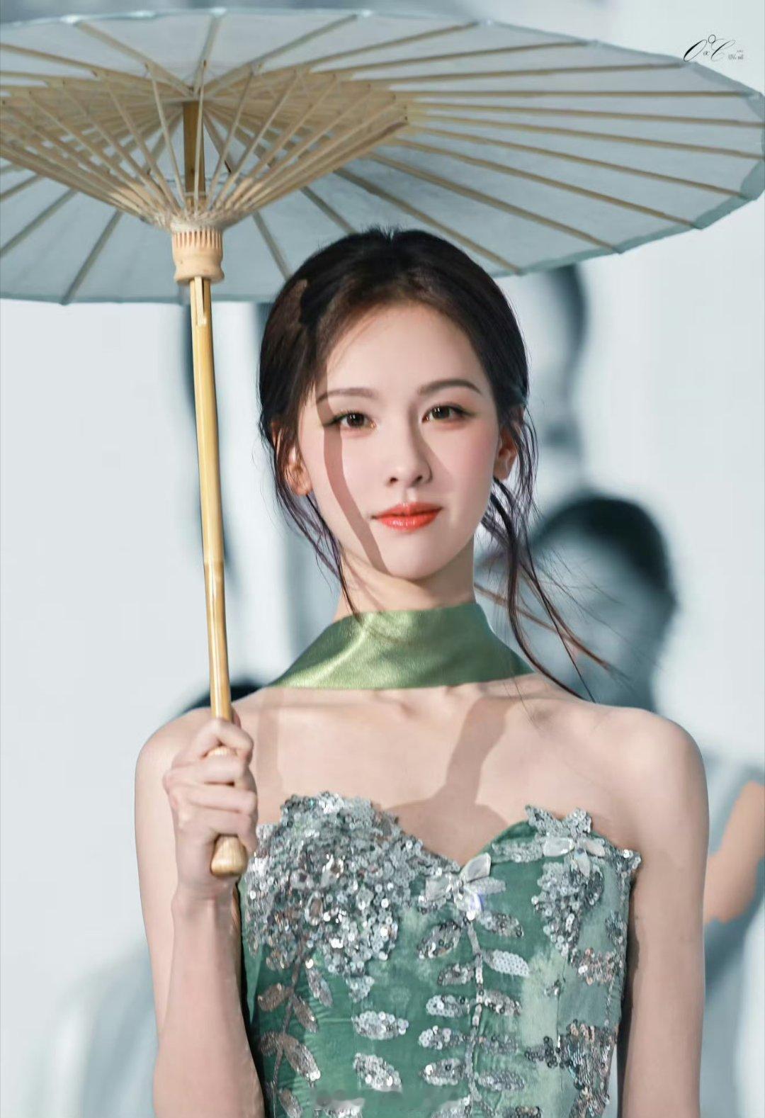 陈都灵金靖 少女时代的英雄主义很难会不喜欢陈都灵 ​​​