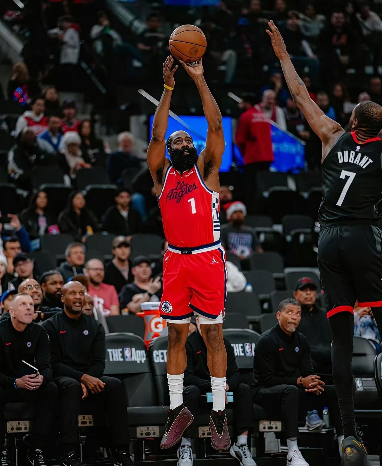 放弃用了半个赛季的战术，只用一周就找到赢球密码。快船拆掉祖巴茨-哈登这堵墙，突然