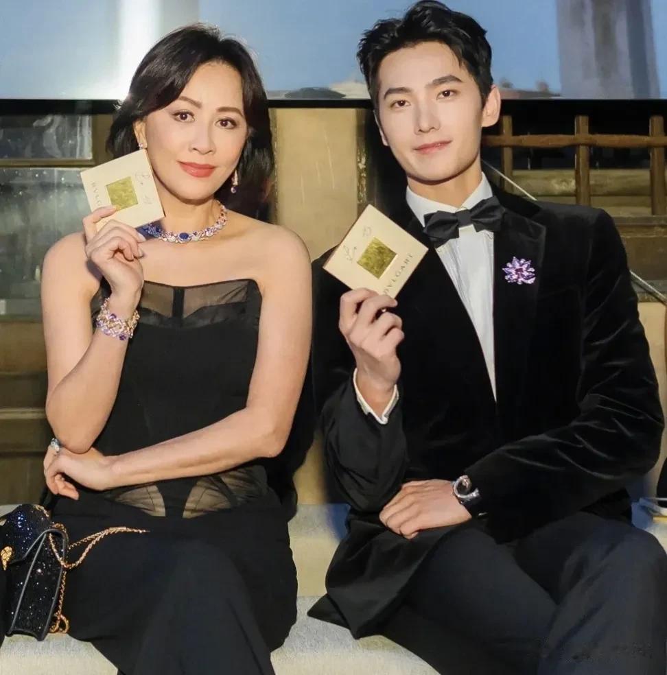刘嘉玲状态真的是完美啊，都年近60了还这么优雅时尚、光彩夺目，一点老态都没有，有