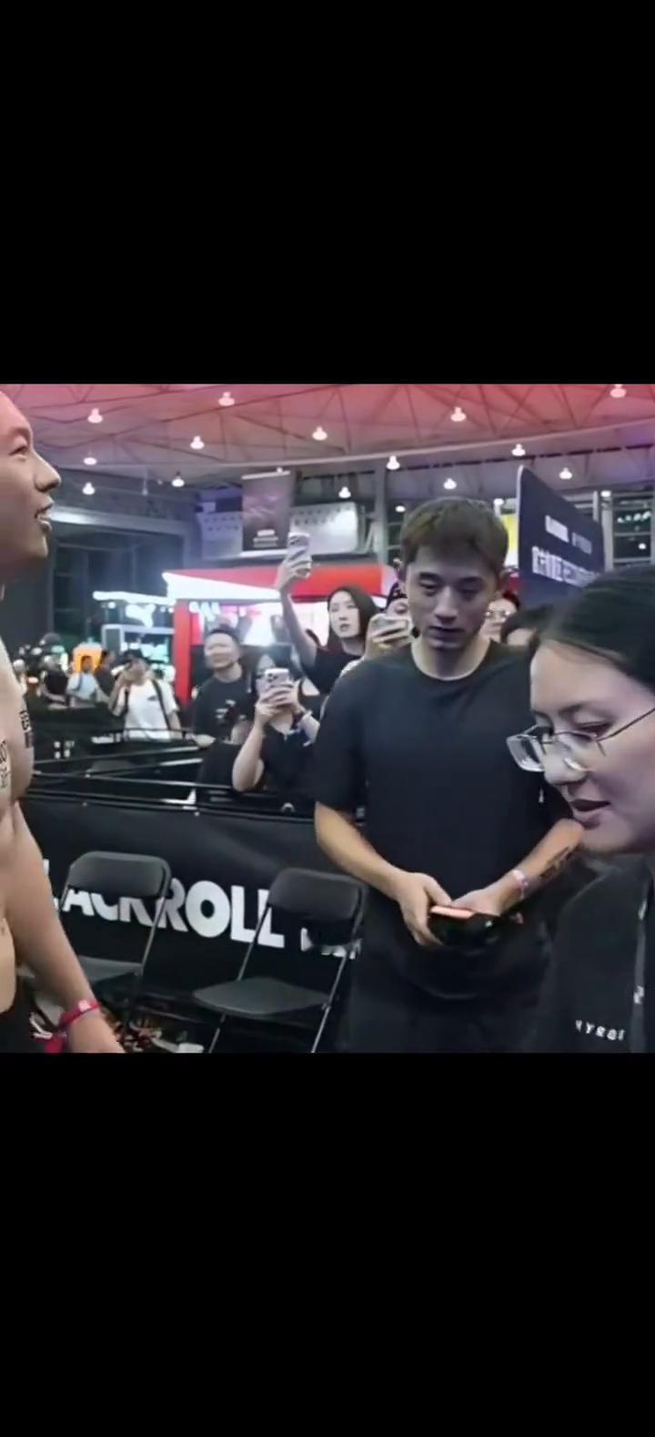 心愿一定要赶快打在评论区。现在看到现场还有很多的朋友在跟张指导合影和拍摄，可以说