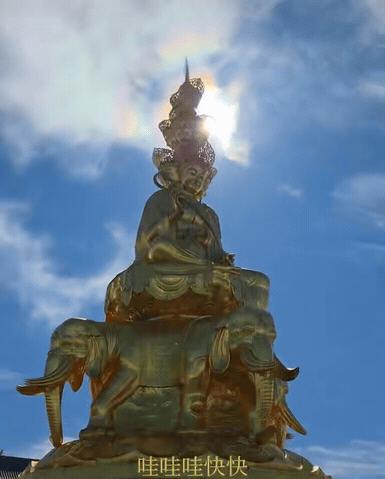 “活久见！”3月26日，四川，一男子去爬峨眉山，到山顶欣赏风景时，发现天上突然一