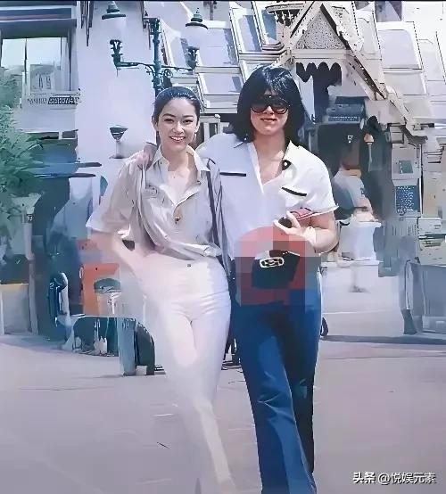 成龙大哥年轻时其实还是很帅气的。
只是这些年我们一直关注他的武术和演技，而忽视了