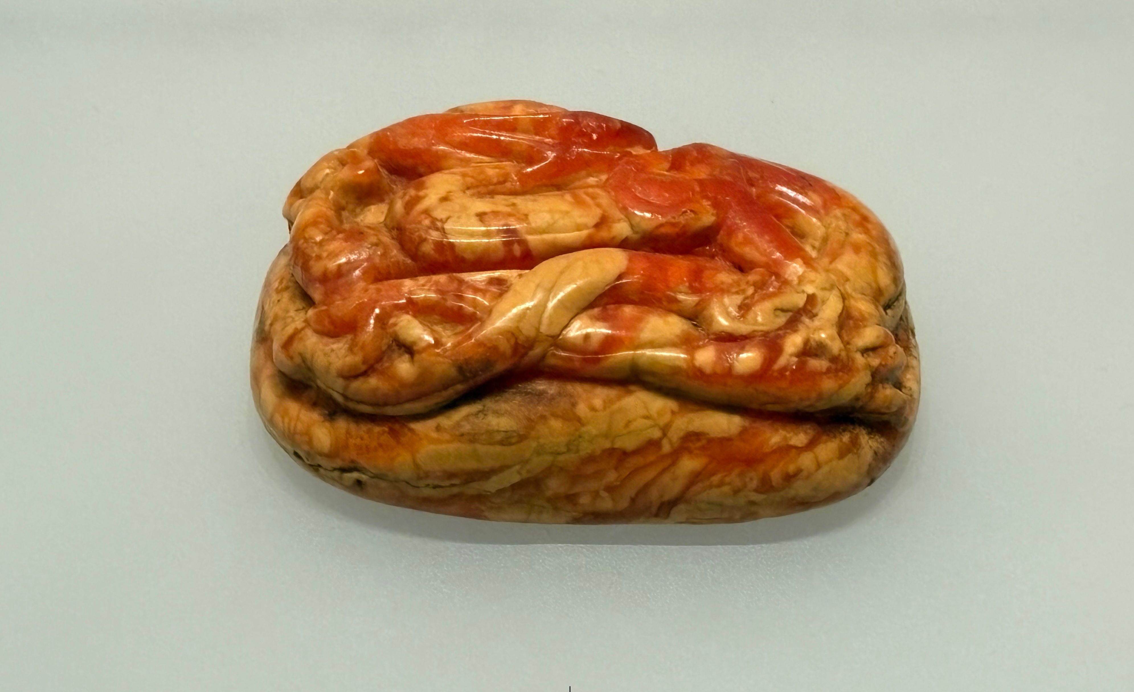 内蒙古考古所藏通辽市奈曼旗青龙山镇 陈国公主和驸马合葬墓出土的辽代:龙纹琥珀配饰