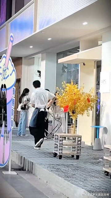 金瀚的工钱是自己挣出来的金瀚:我们这样努力的笑，真的能拿到工钱么？哈哈哈哈这个哥