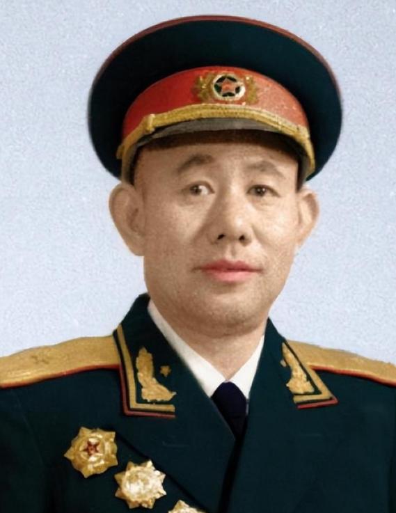 1951年，一群志愿军在撤退时，猛然发现眼前狭隘的山谷中，竟出现了成千上万个美军