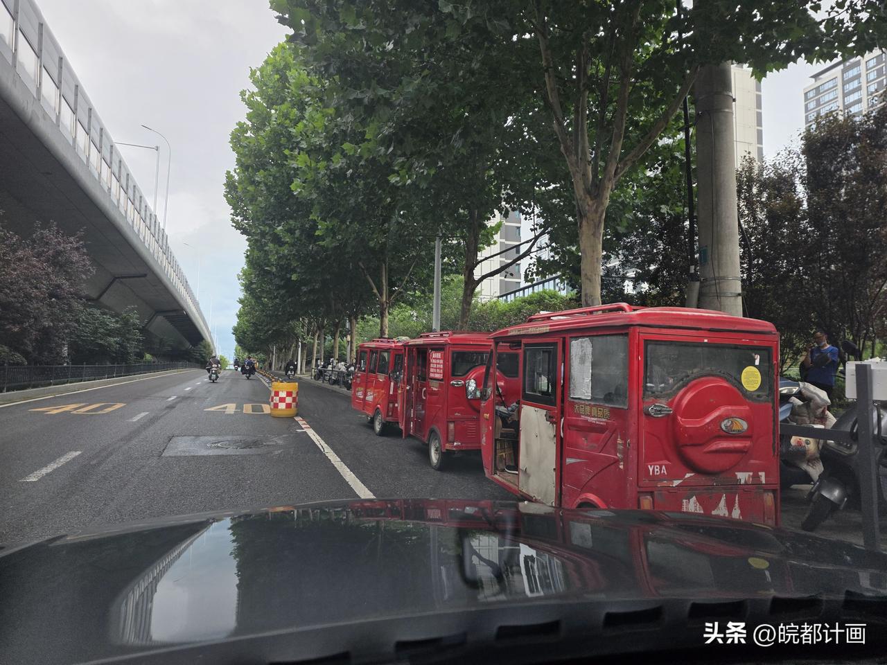 合肥 合肥地铁外的载客三轮，别说，还真挺守秩序，都排着队呢。不过在小编看来，这也