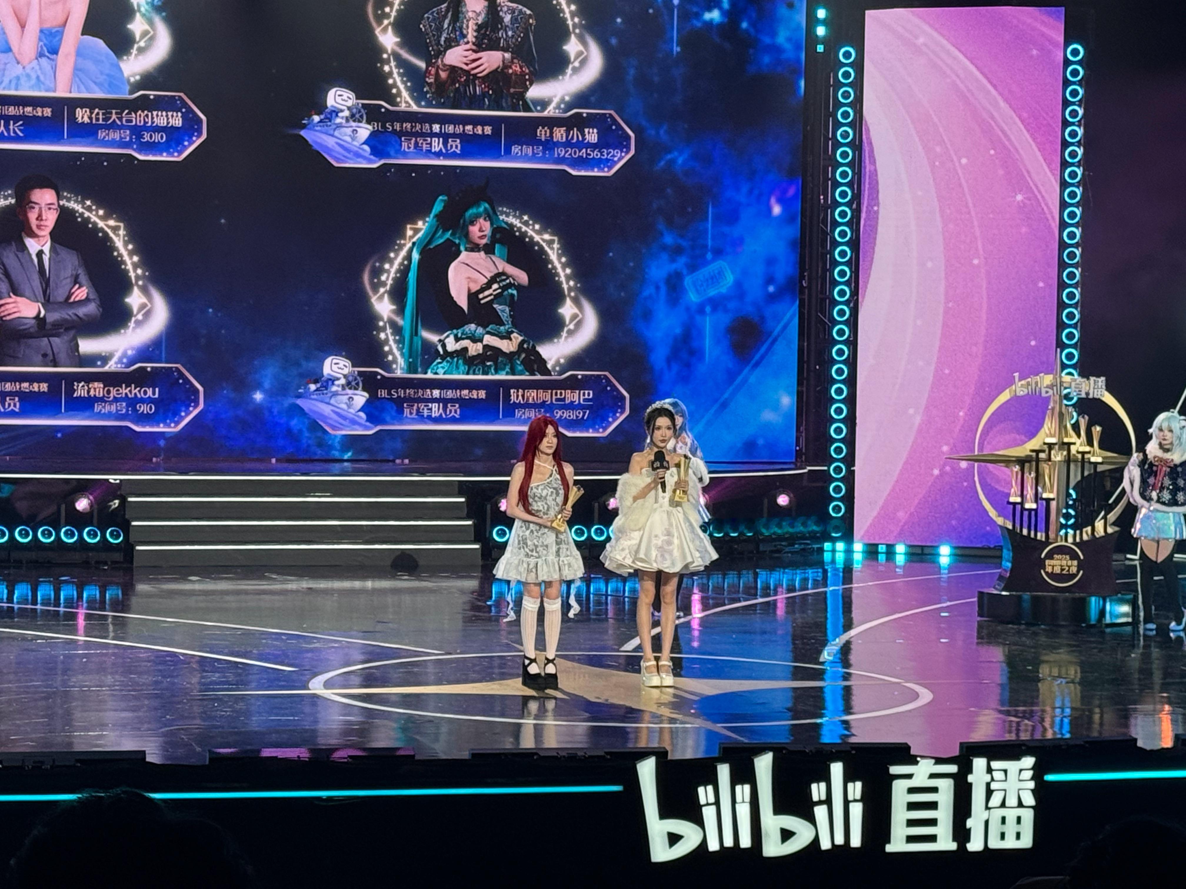 看了其他身材妙曼的主播，小真不由得含羞低头，含泪自省。遗憾没有把自己最青春的身材