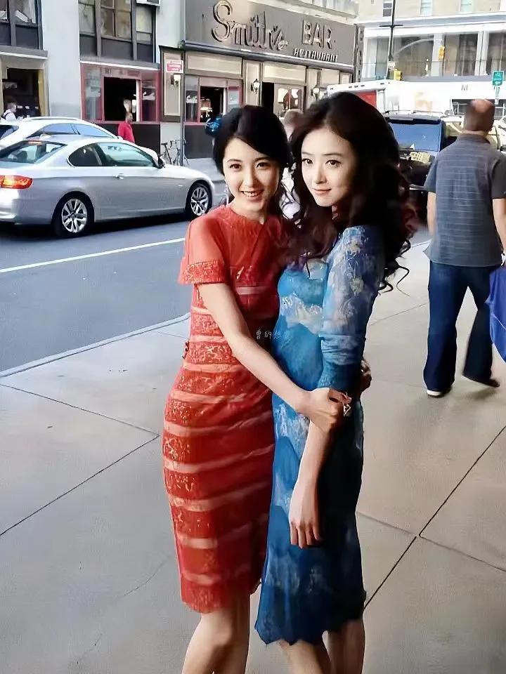 这张照片是2013年曾黎和蒋欣参加纽约春夏时装周品牌秀的时候照的，两人穿的是中国
