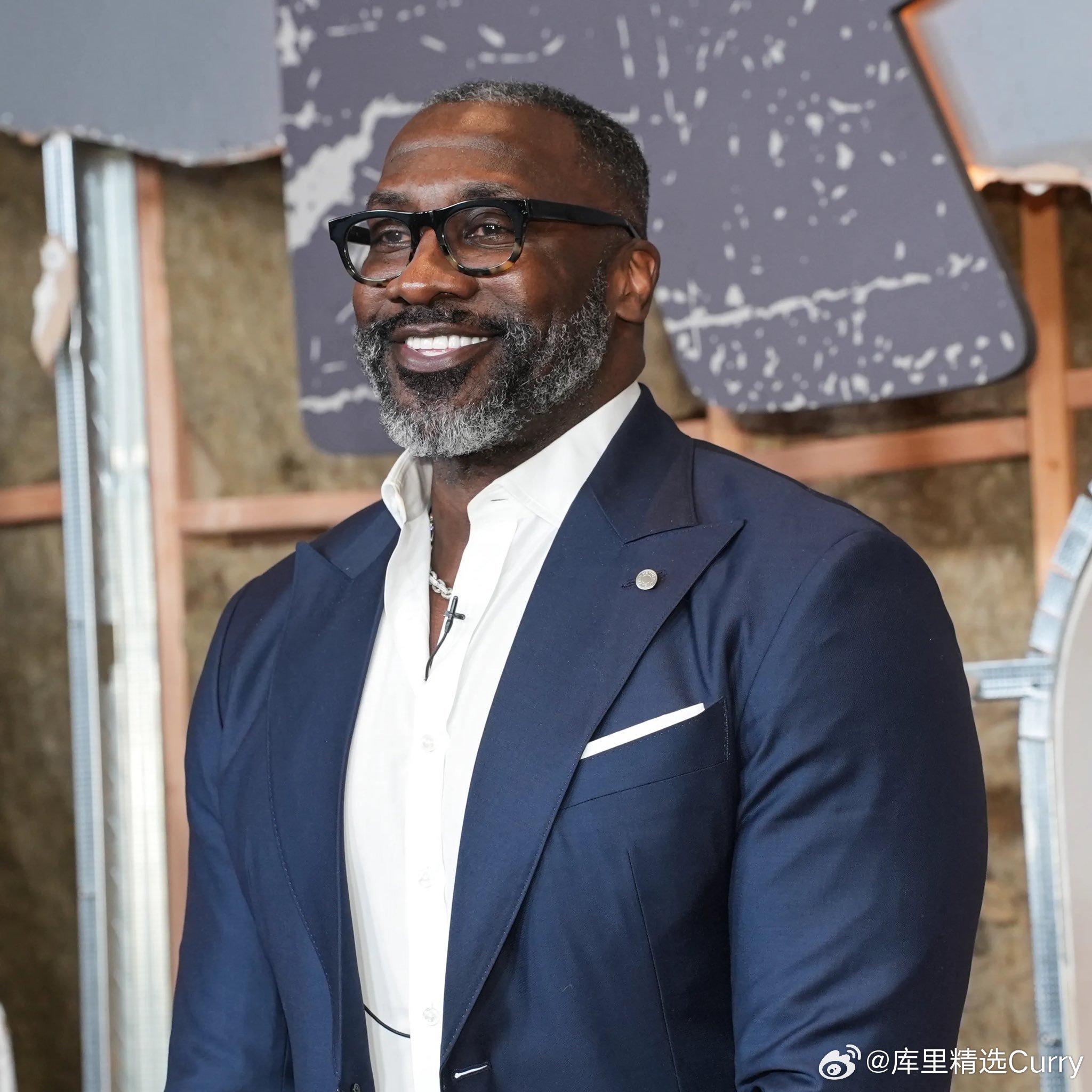 香农·夏普把字母比作一辆等待出售的旧车：“因为我想把那辆车处理掉，所以想把它停起