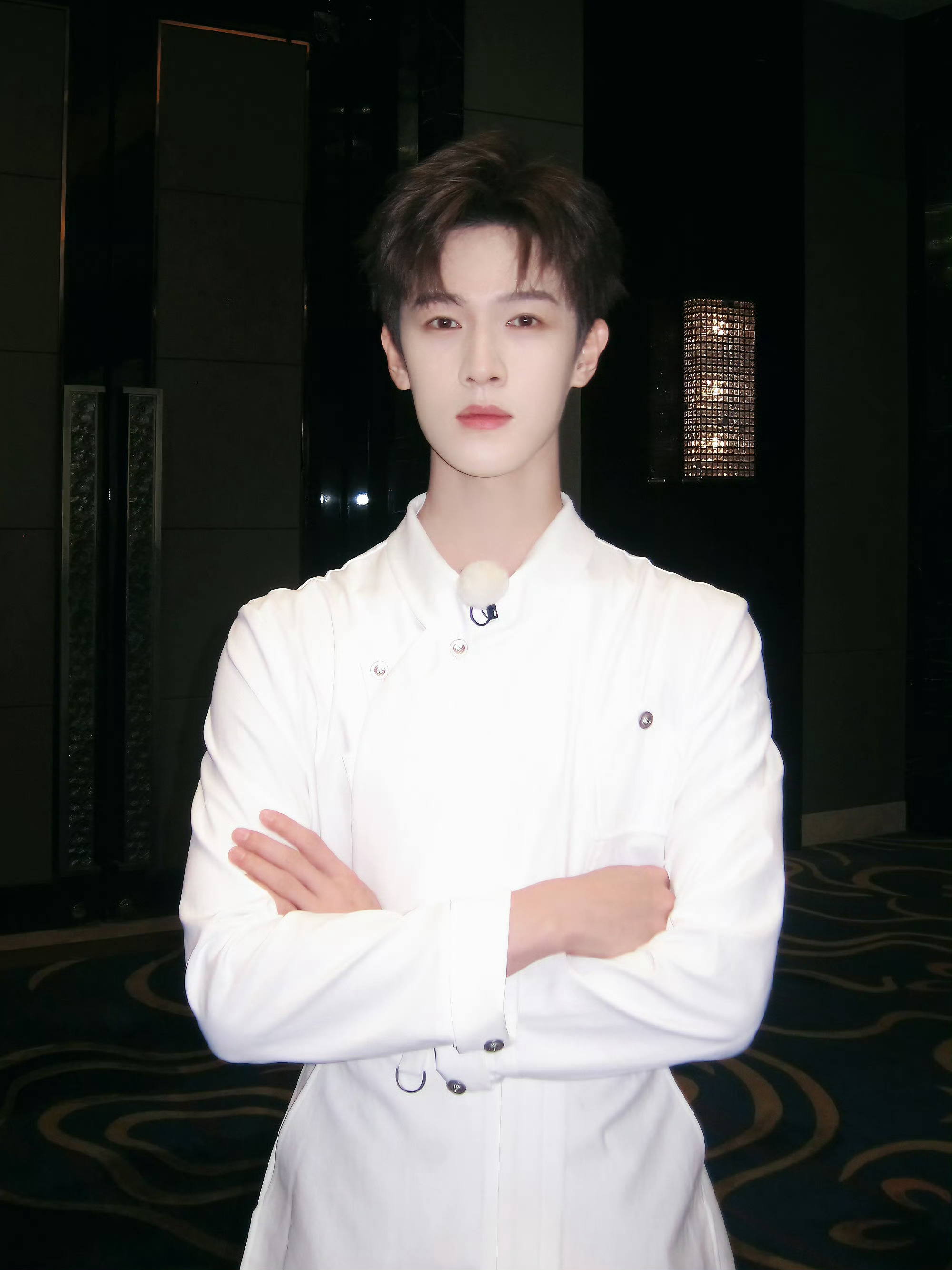 范丞丞李昀锐比谁脖子长我也要摸摸      不得不说 李昀锐拥有完美的下颚线