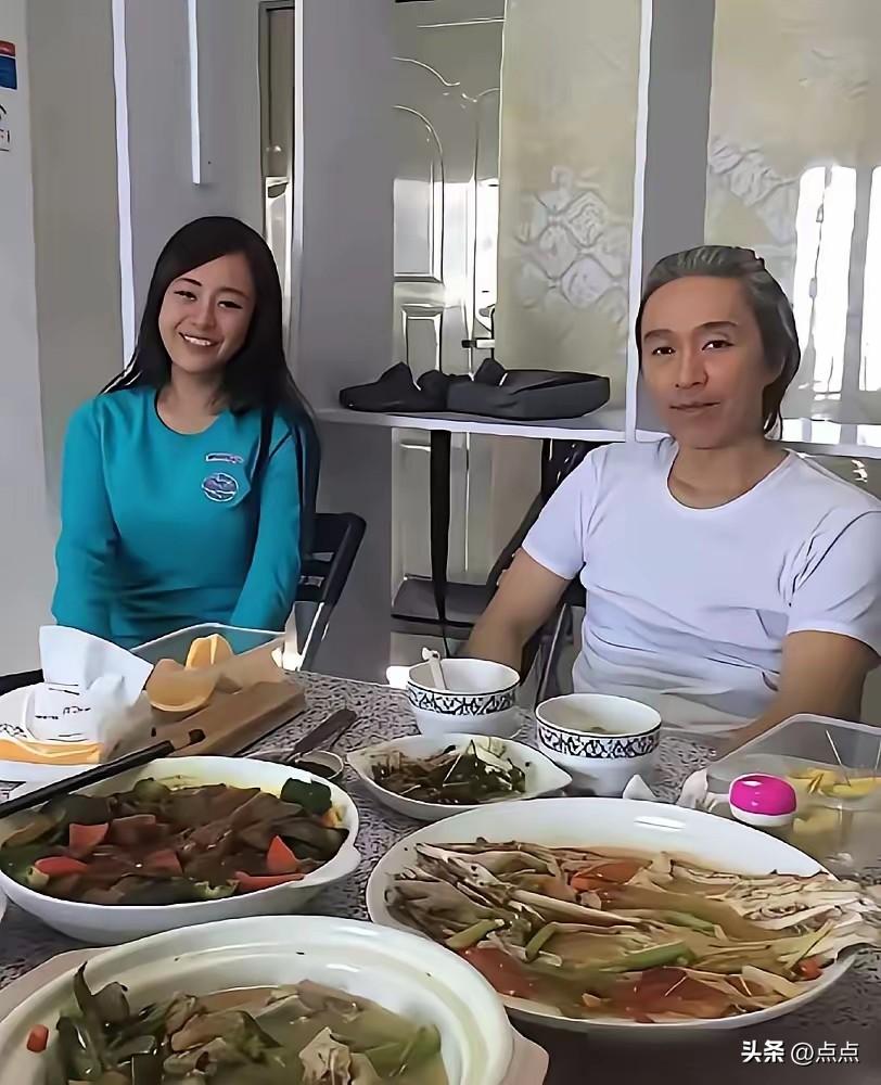 年过六十的周星驰身形单薄瘦得如同纸片人，大家都以为他日常饮食格外克制，可剧组流出