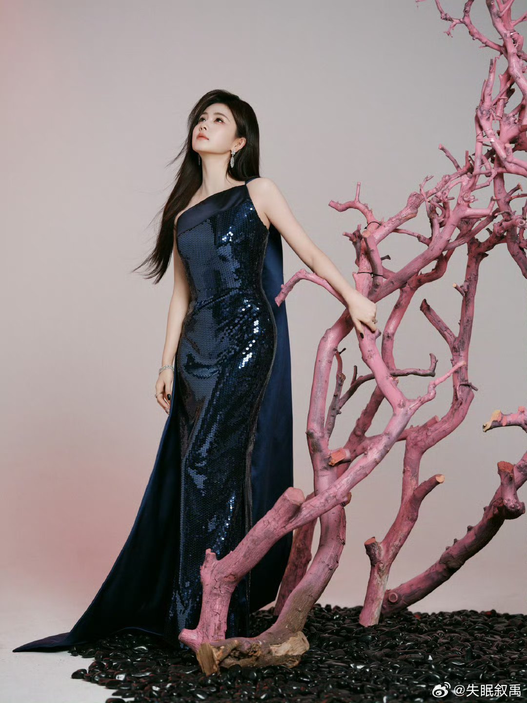 白鹿 我今天穿了个被子最绝的是她居然用“被子”形容高定礼服，果然美女的幽默感和颜