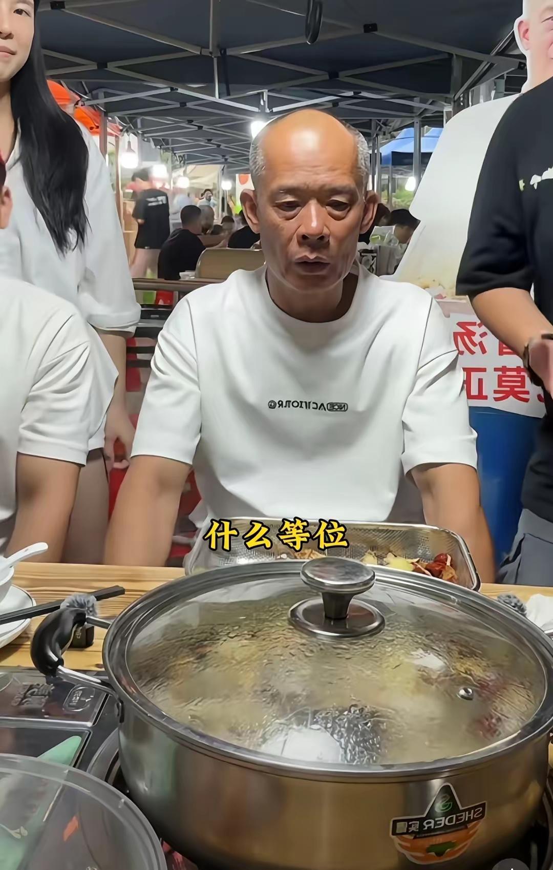 莫氏鸡煲老莫越来越不对劲了。
老莫之前明明说，自己不带货、不搞直播，结果转头就上