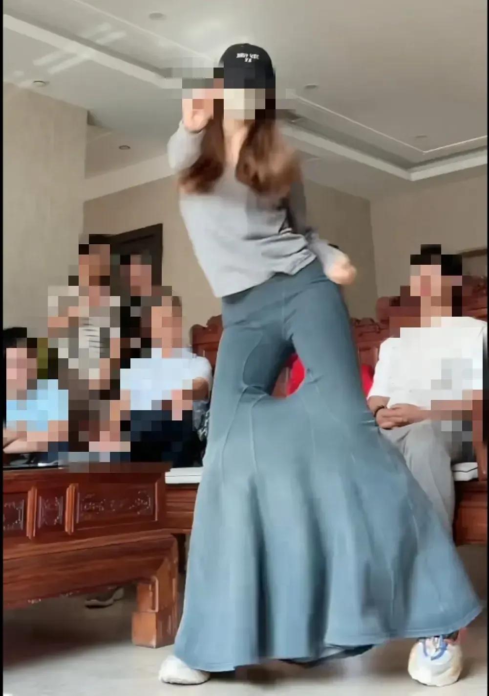 现在的服装设计，违背正常审美，已经不算什么稀奇事了，现在甚至还出现了违背人体工学