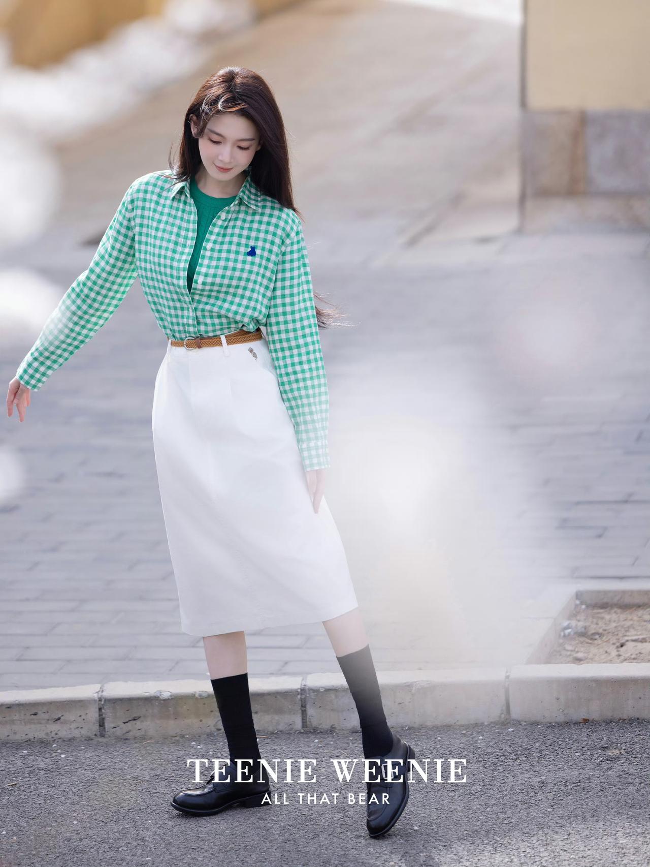 清新又元气的学院风甜妹感！
 
绿格纹衬衫叠穿同色系内搭，搭配白色中长裙+黑袜皮