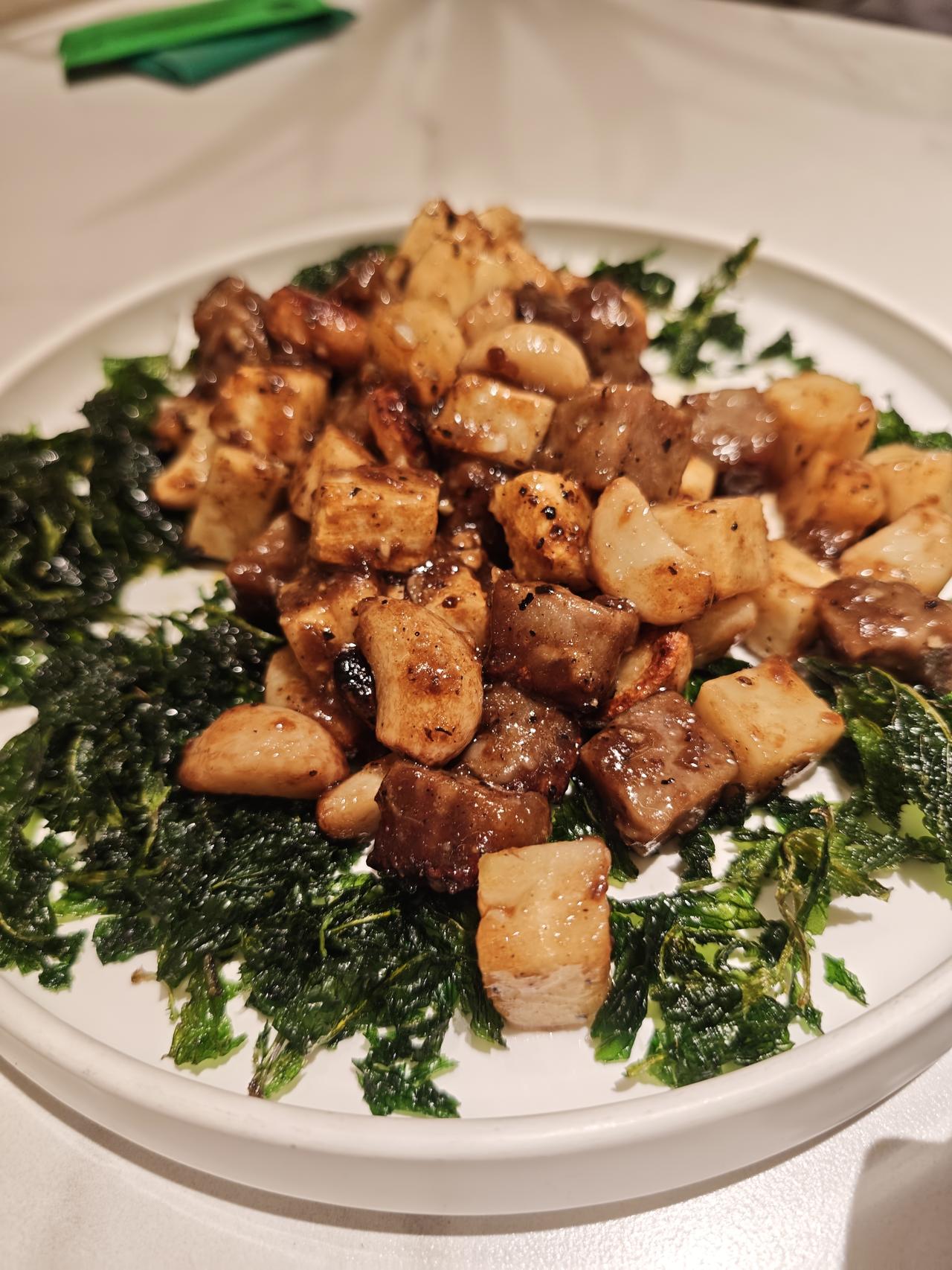 天上的龙肉，地下的驴肉。这两天听到最多的话题就是，驴肉涨价了。

驴肉涨价了，街