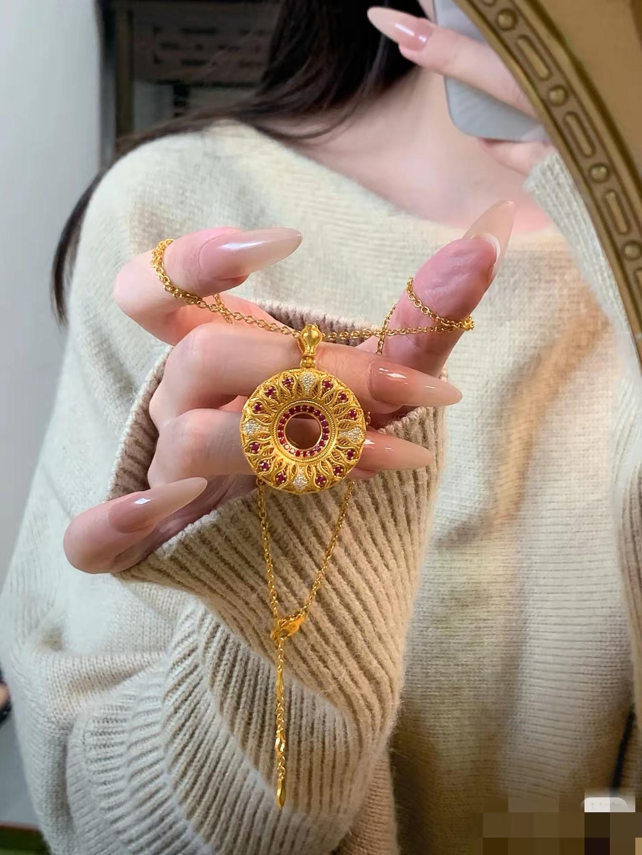 这两天卖黄金的人，
这下把肠子都要悔青了！
不是因为金价涨了，而是今天凌晨
委内