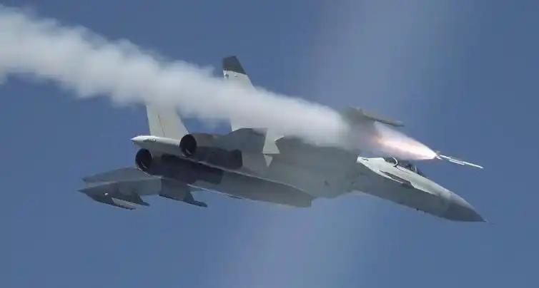 歼 - 20越肩发射导弹这事儿，简直太牛了！越肩发射，就是战机不用转身，导弹就能