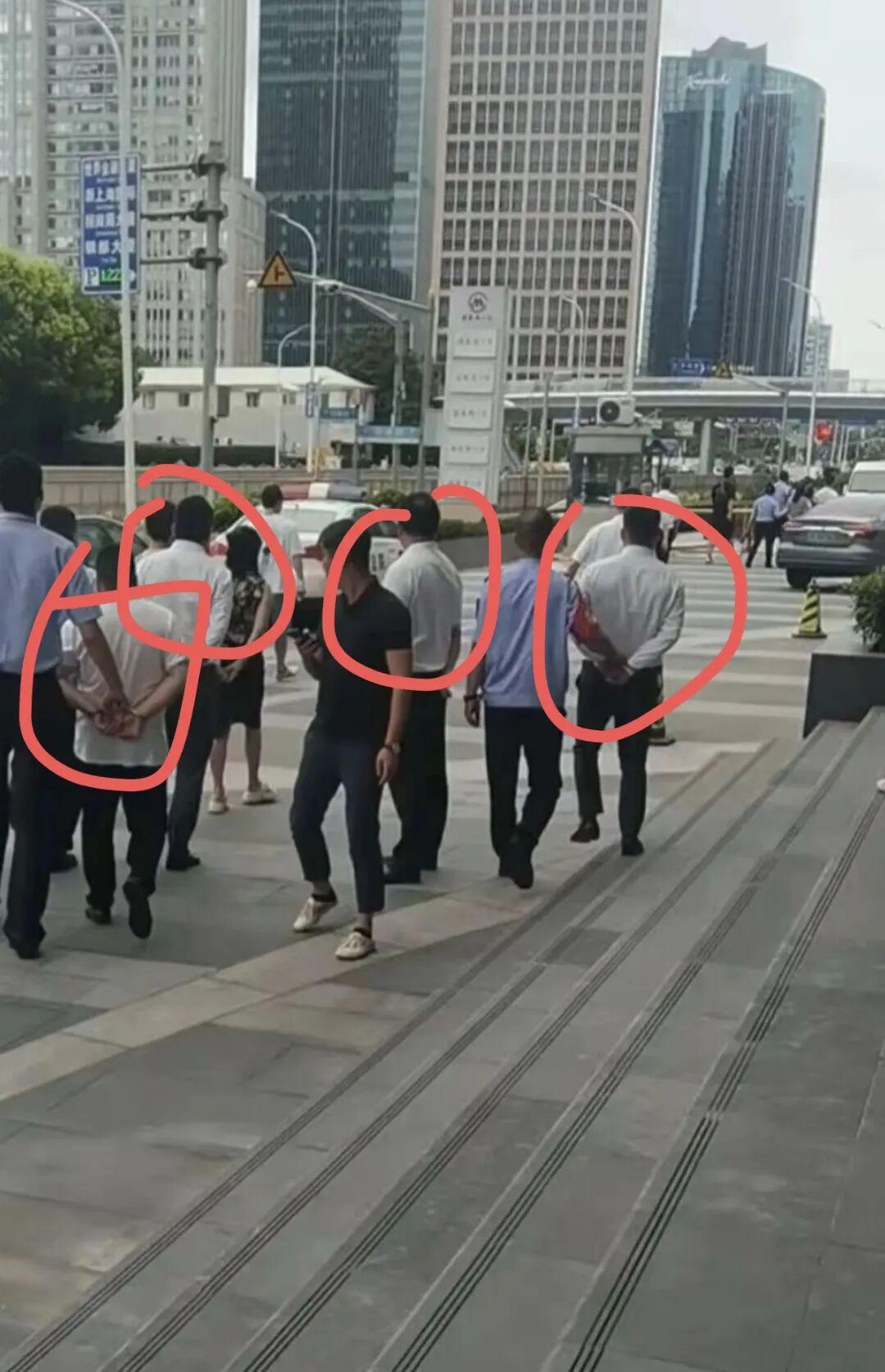 上海大瓜
 
 被带上度假手镯 
 我隐约猜测是助贷 
 像催收公司只有大厂才配