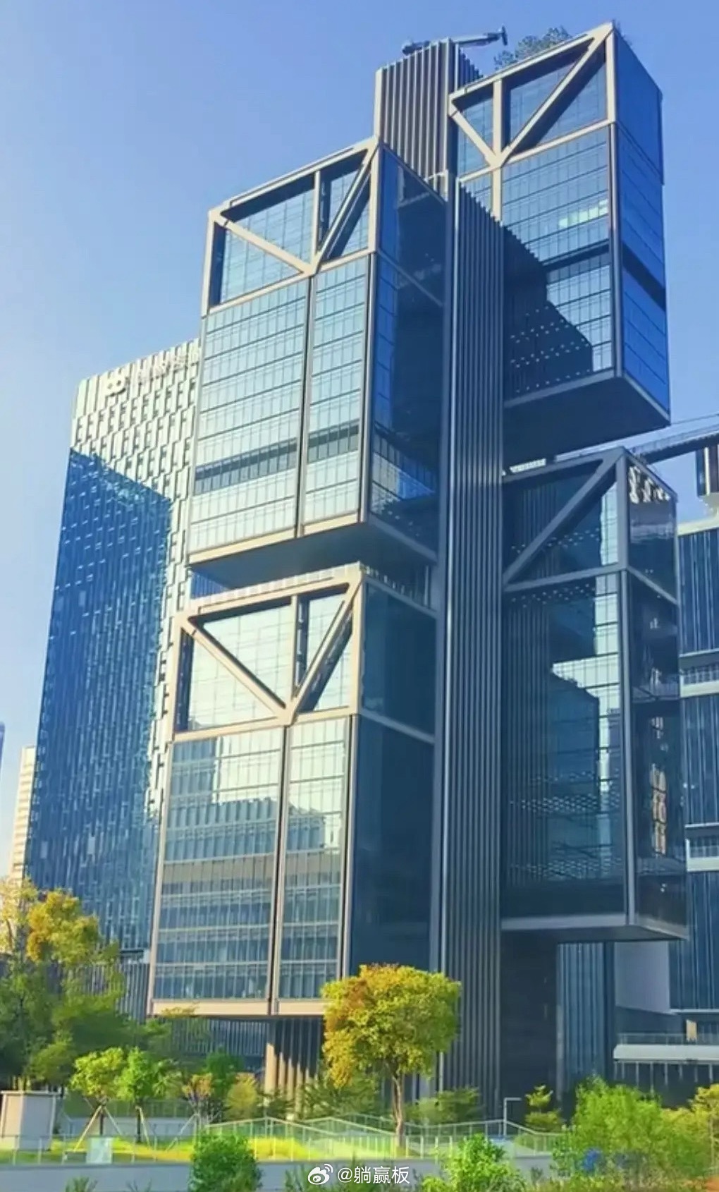 大疆这公司，简直是来拉仇恨的，把其他公司按在地上摩擦。刚入职一个月的新人，钱包就