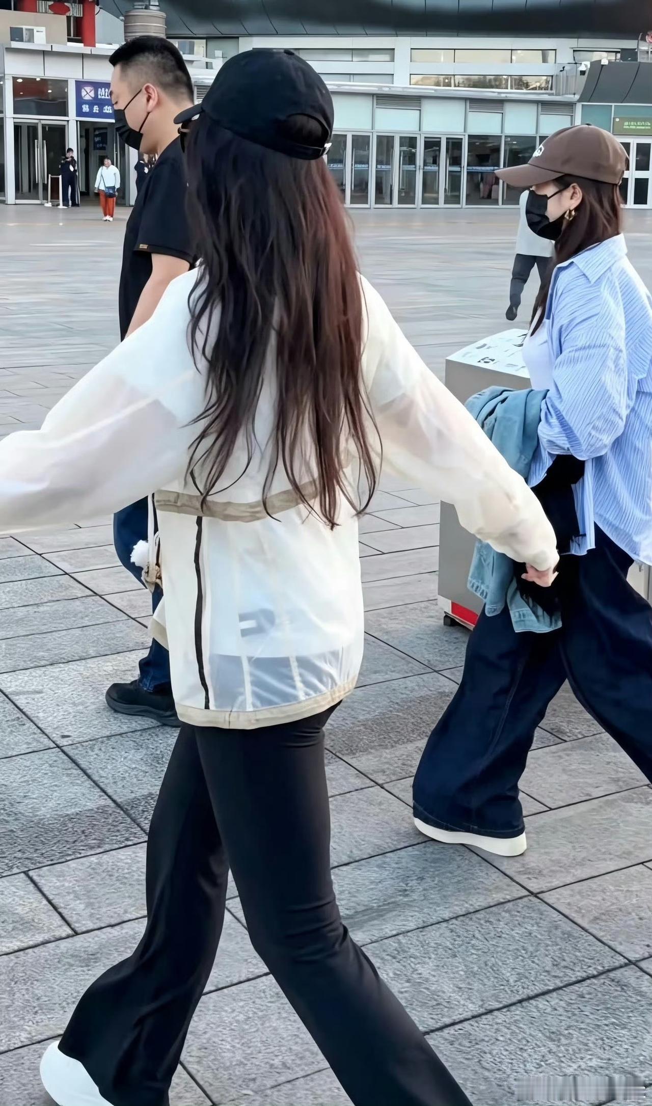 刘亦菲素颜出行，身上这件79.8元的防晒衣直接引发热议，实在有点搞不懂部分网友的