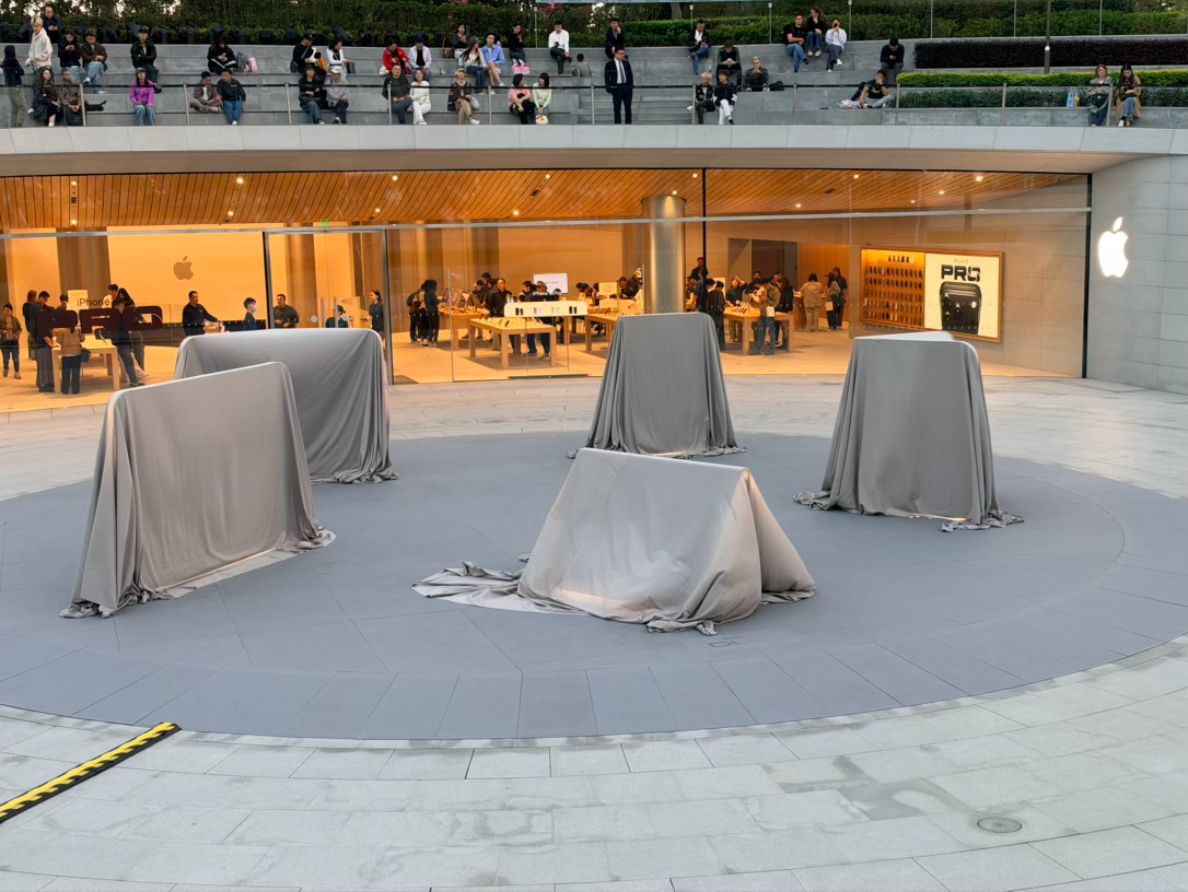 Apple静安马上要揭幕iPhone Duo的一个雕塑仪式据说全球只有4家零售店