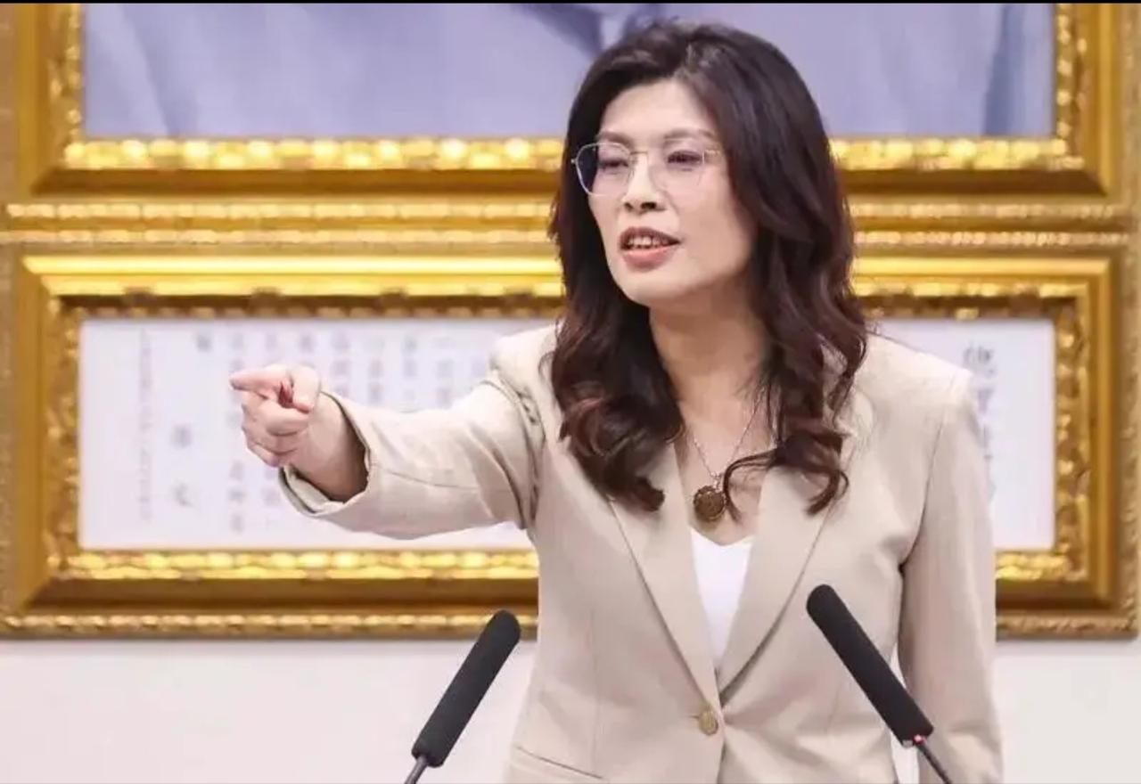 郑丽文的两岸主张核心清晰，主打务实与和平，具体如下：
 
1. 坚守“九二共识”