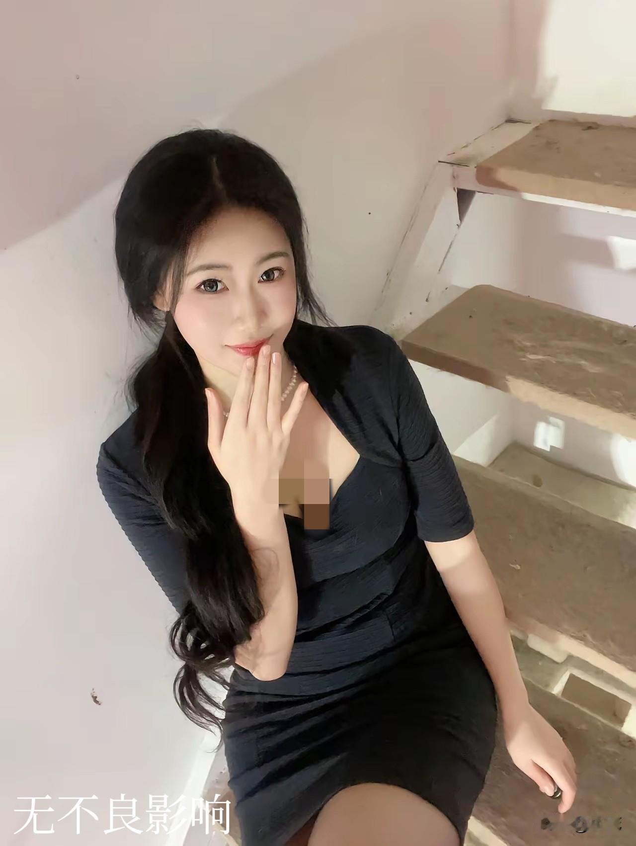 轻轻掩唇的一瞬间，氛围感直接拉满，让人目光久久无法移开。
很多男人沦陷于这份独有