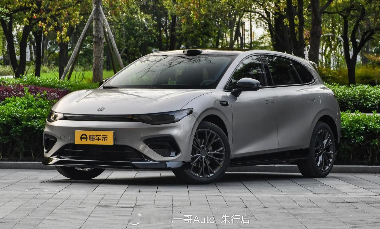 零跑Lafa5 Ultra实车曝光，新车将配备专属官改运动套件，车身高度压低至1