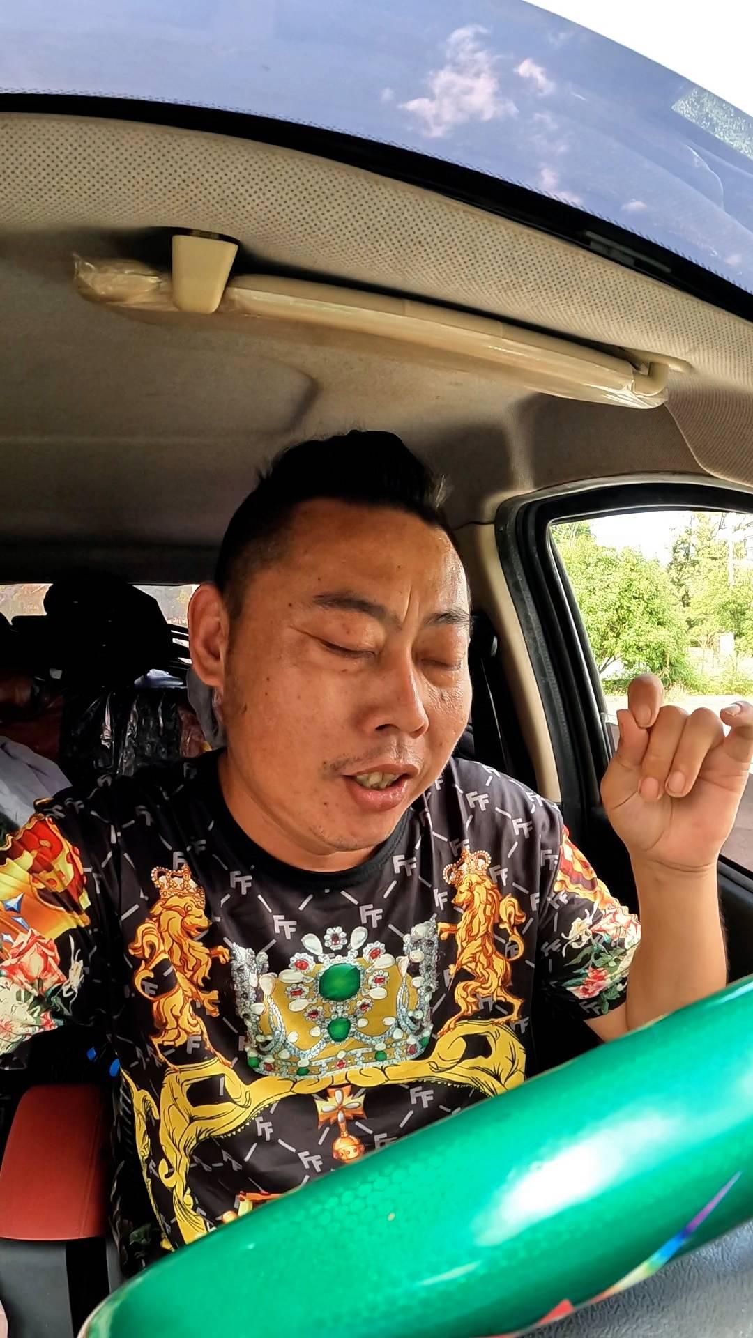 一杯二锅头，呛得眼泪流。生旦净末丑，好汉不回头。你若要走，我不会留。一车在手，天