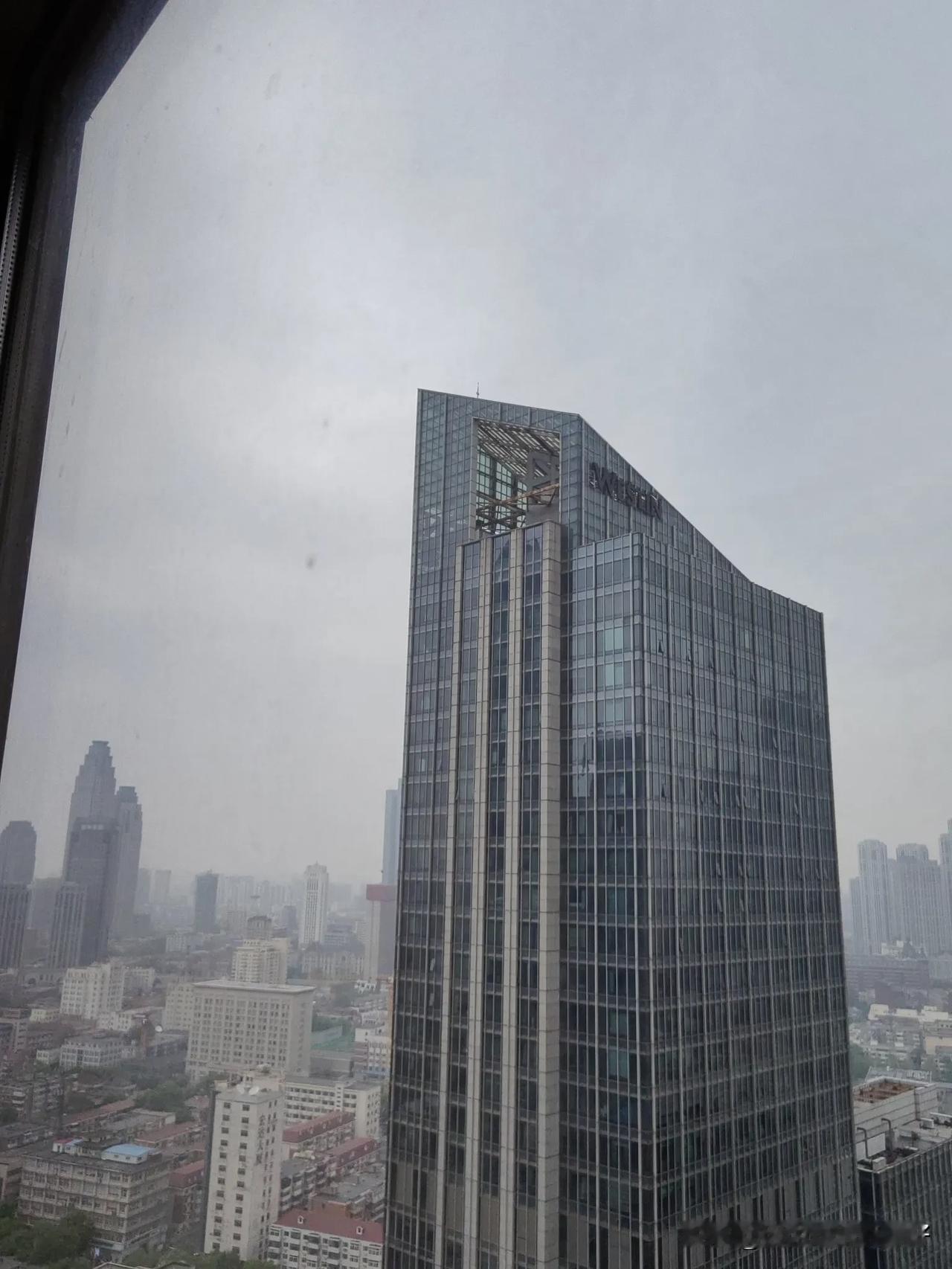 今天早晨送我孙子上学，我们这里住的是高层，每天早晨七点到8点半，这个时间段正是学