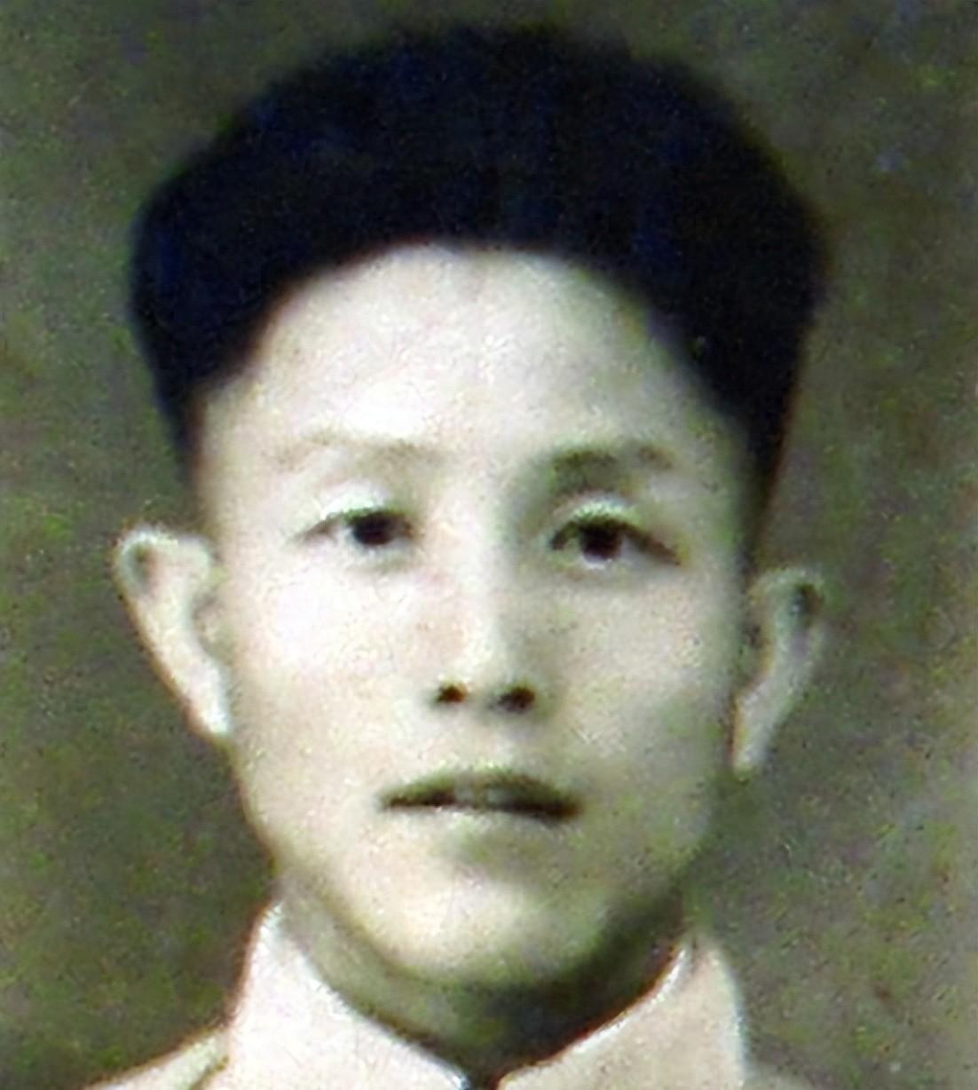 他在战争年代曾是李先念的警卫员，后来逐步成长，最终以县工业局副局长身份光荣退休