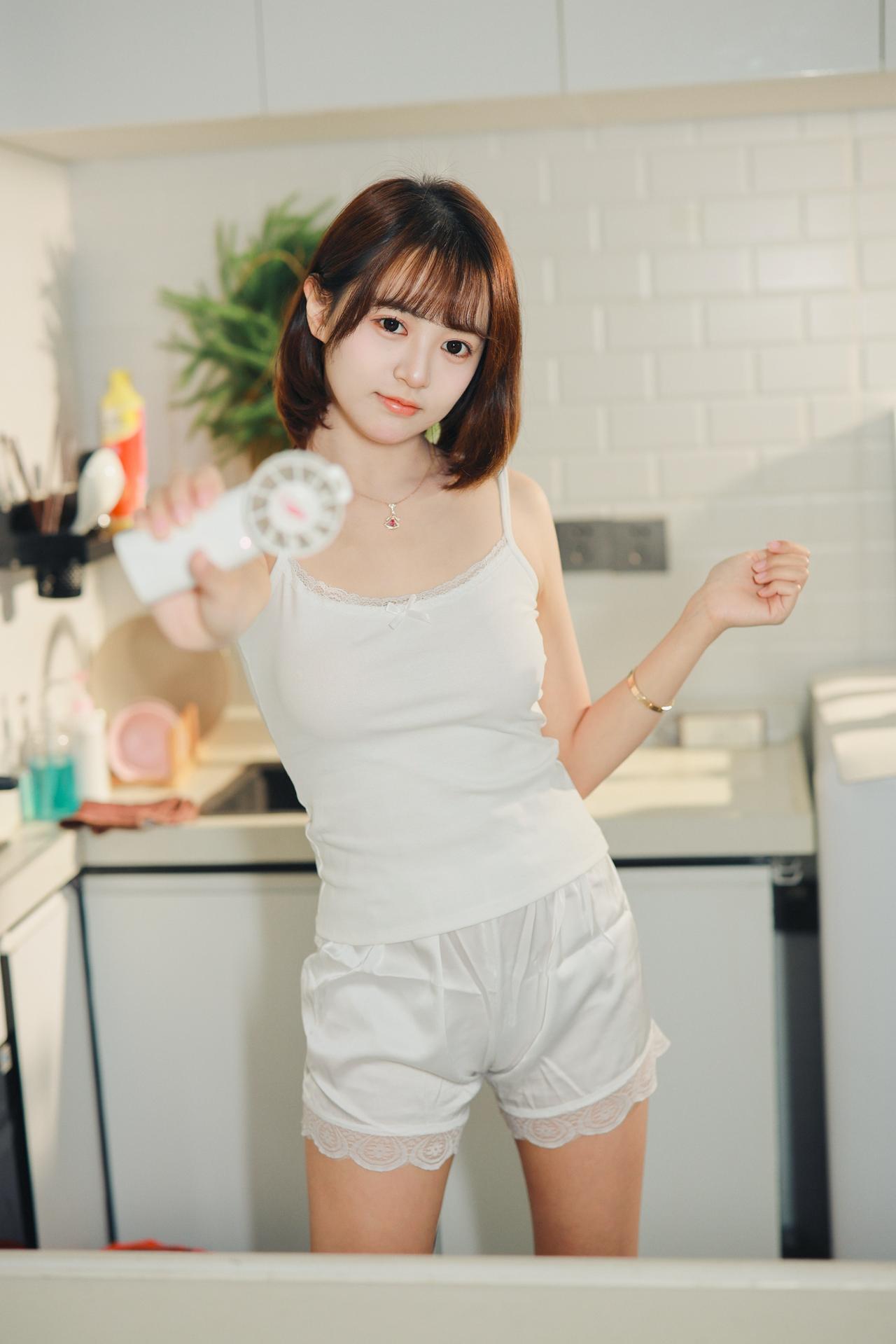 那轻盈的短发，让她在夏日里更加清爽宜人，如同一朵盛开的向日葵，引人注目。
《夏日