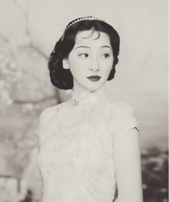 1939年，中统元老熊剑东被抓进76号，为了救出丈夫，唐逸君单独找到丁默邨，完事