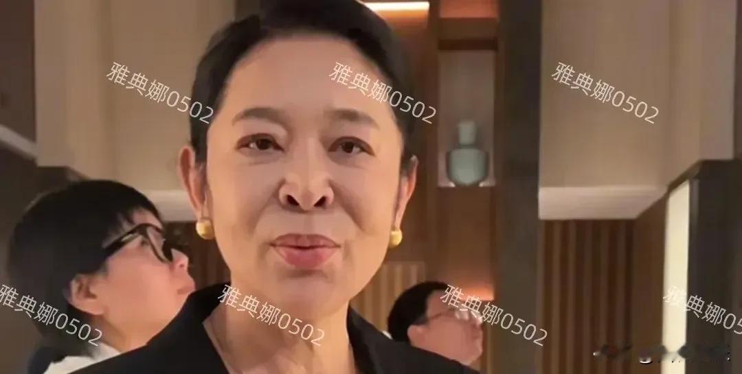 四和娱乐:关键
倪萍整容引热议。真诚依旧动人。
倪萍的变化：勇敢追求，真诚依旧