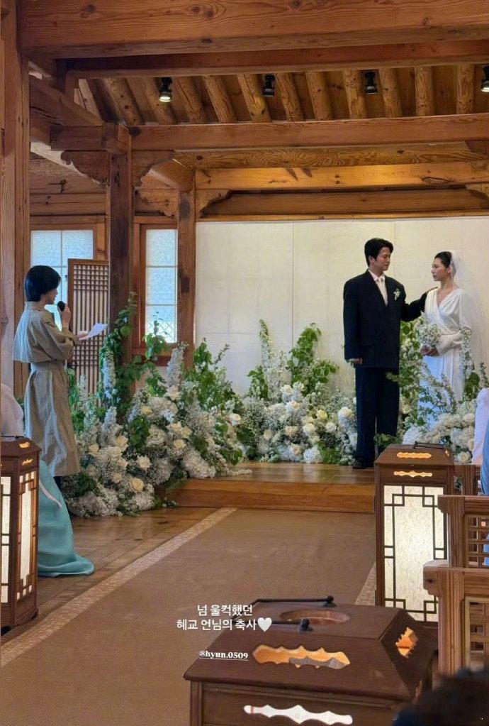 宋慧乔在朋友婚礼上致辞宋慧乔现身造型师婚礼 宋慧乔出席造型师好友婚礼，并为新人献