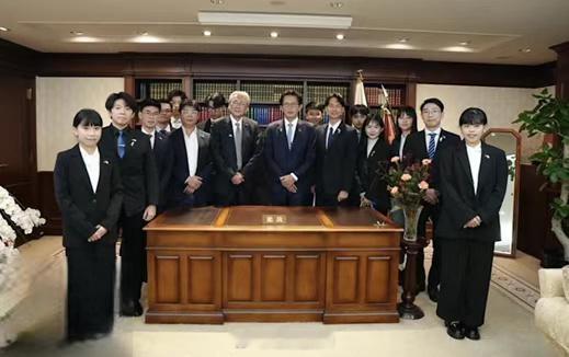 台政客与高市早苗办公桌合影被群嘲我怎么看都像是一群孝子贤孙在给高市早苗送行一样，