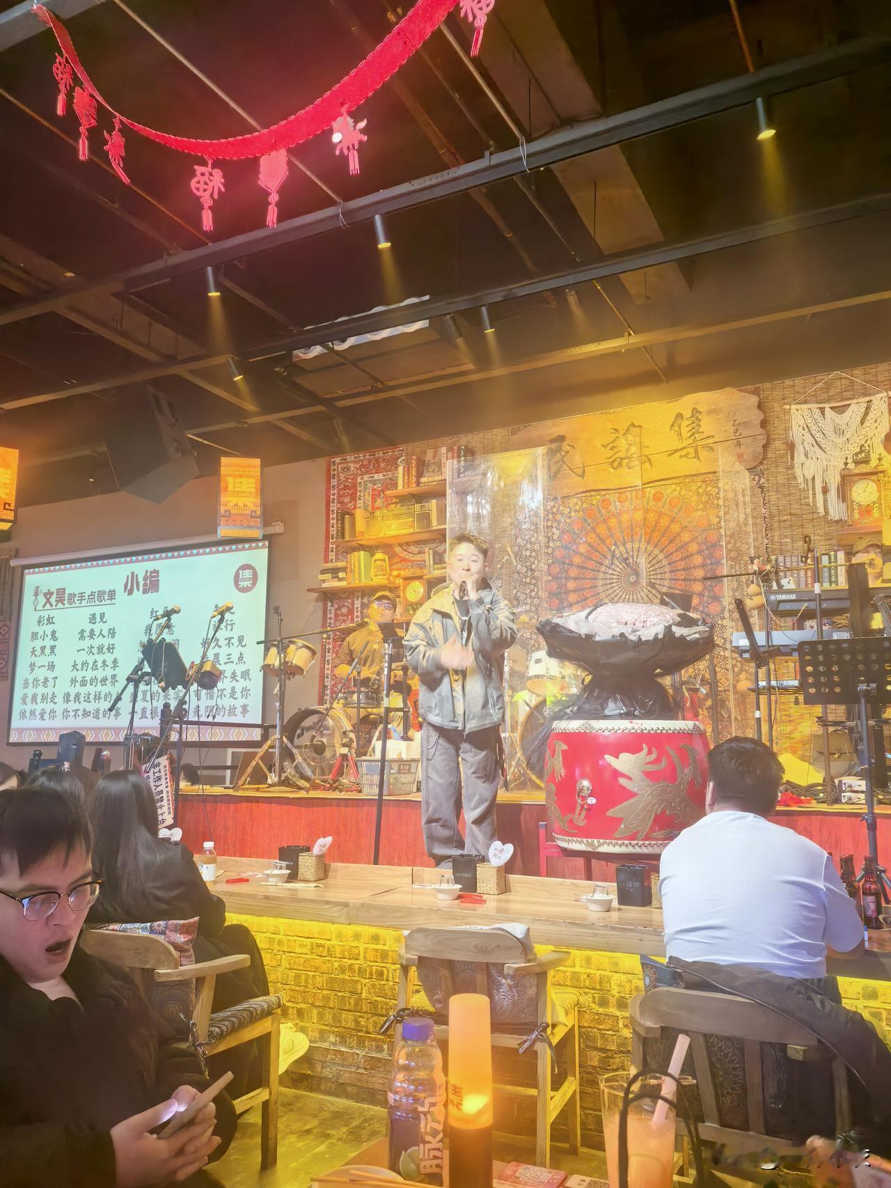 如果你情绪低落，连续几天了。
找个民谣酒馆，和自己的爱人喝一杯。
点一首自己喜欢