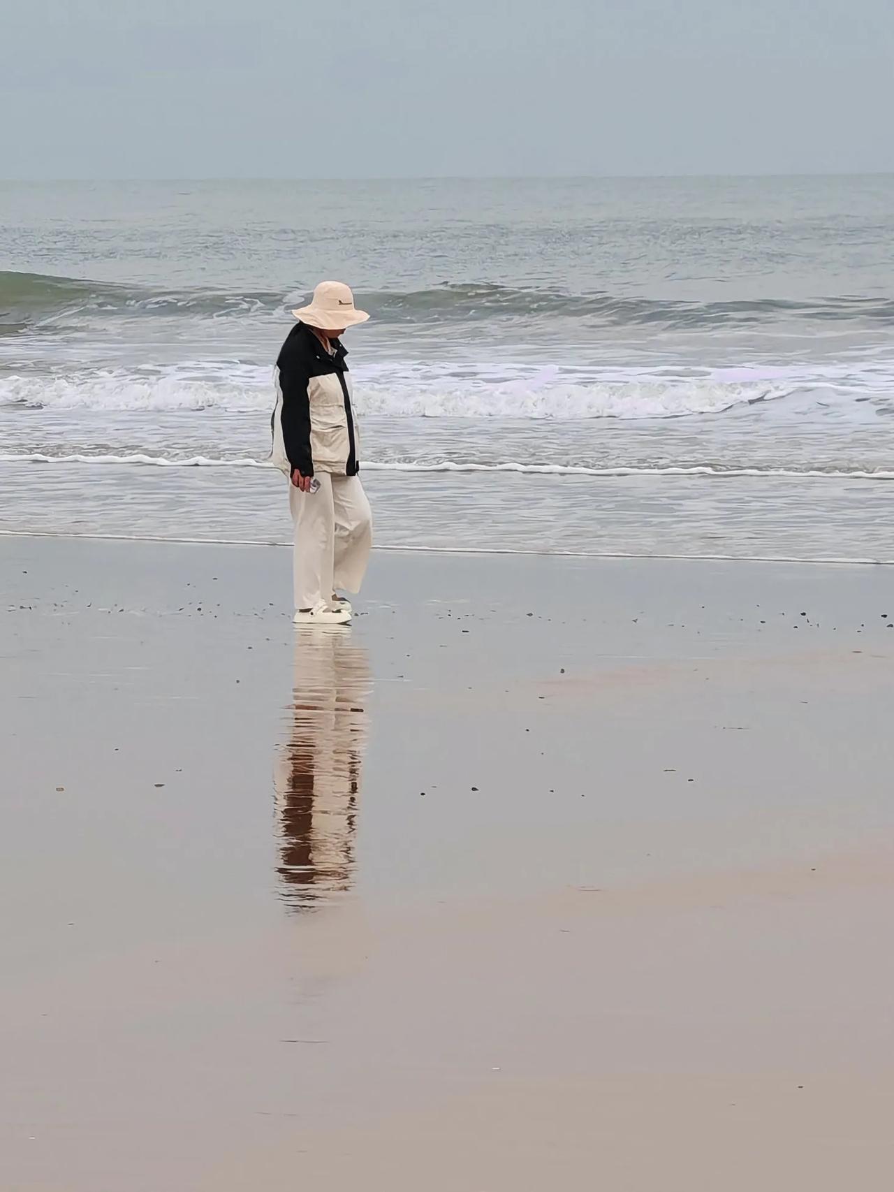 一个女孩独自在海边走来走去，画面很美，就抢拍了几张。
心想要不把拍的照片给她，又