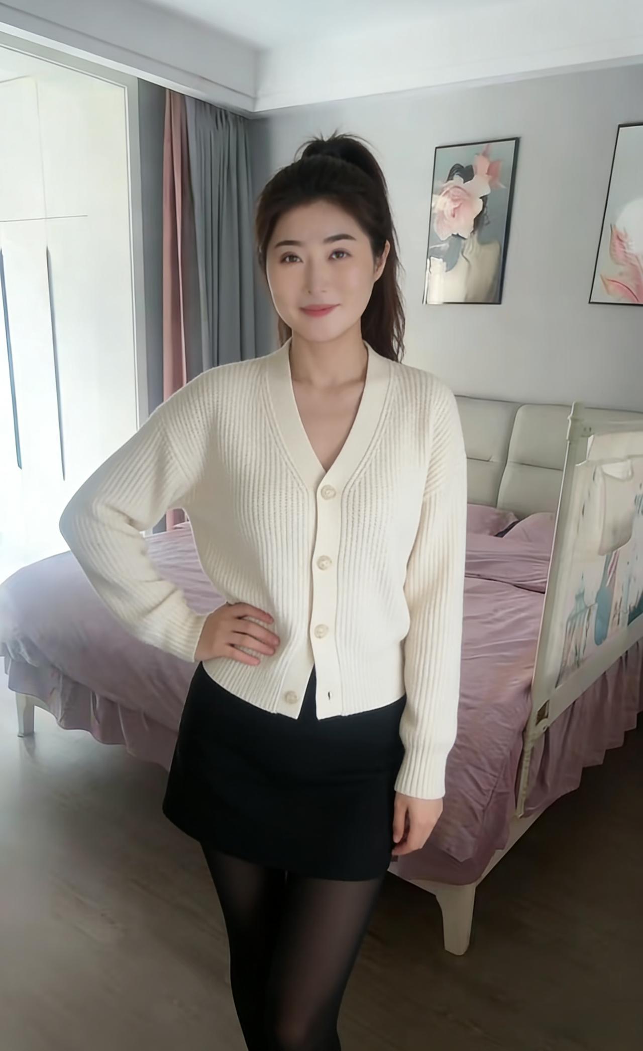 闺中呈秀色，立影动芳辰。
白衫裁雪软，黑裙衬霞新。
云鬓高簪起，星眸笑靥匀。
何