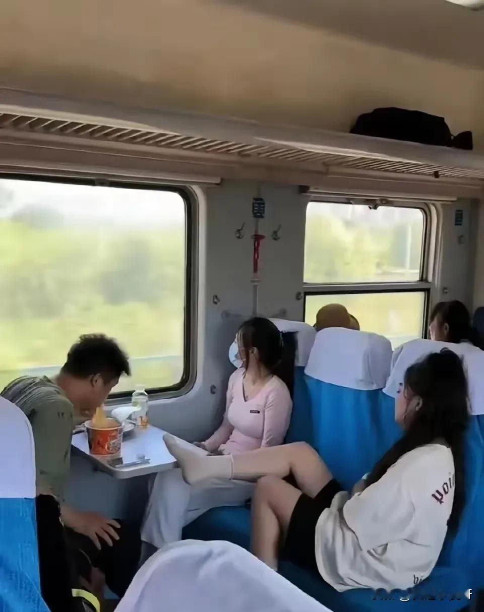 火车上这种行为你怎么看？
