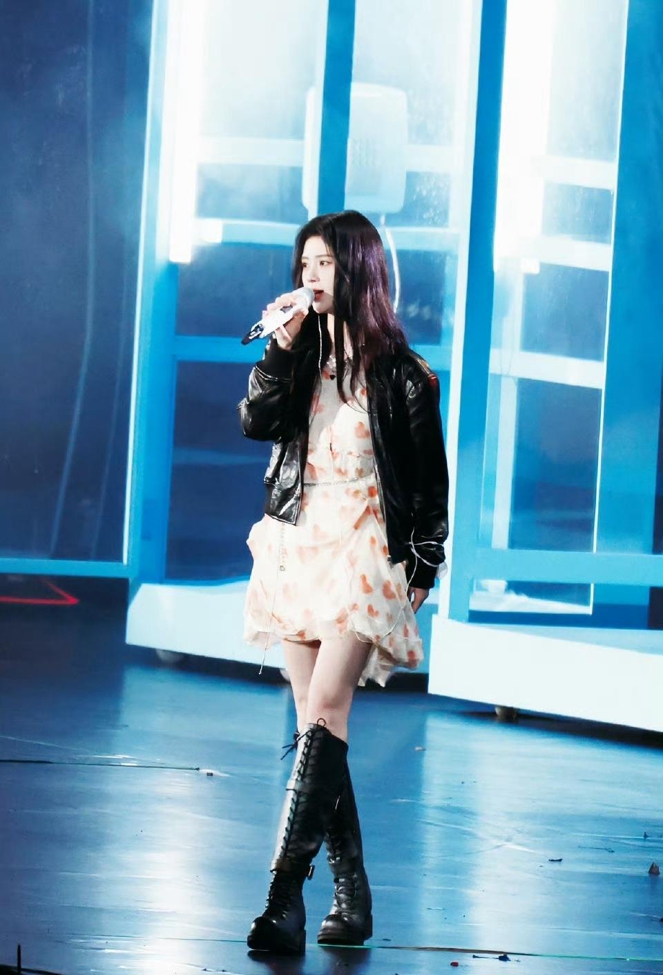 鞠婧祎巅峰之夜这造型，也太出圈了吧
 
3月28号QQ音乐巅峰之夜，鞠婧祎没意外